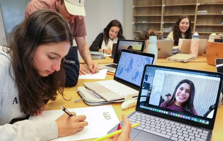 Estudiante participa en una cita virtual para conocer el proceso de admisiones del GLM