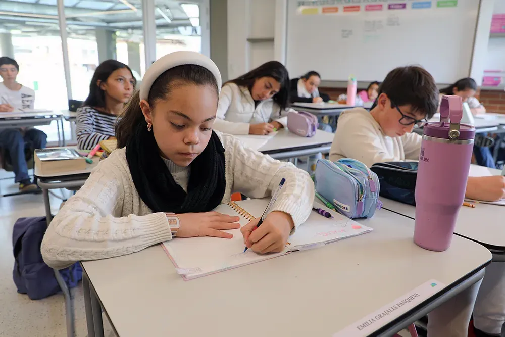 Estudiante desarrolla una actividad en clase dentro del currículo académico del GLM