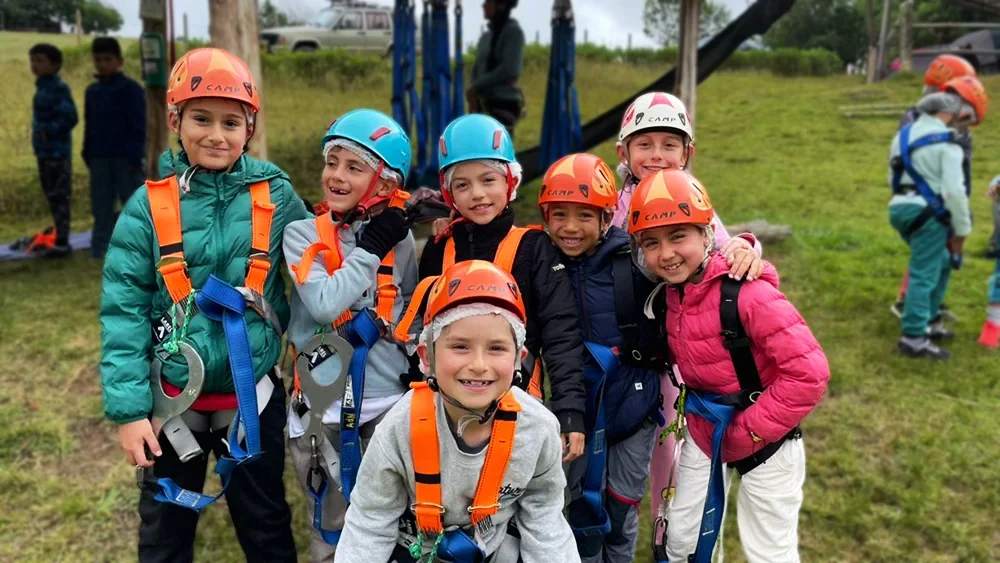 Grupo de estudiantes preparado para una actividad al aire libre durante una excursión del GLM