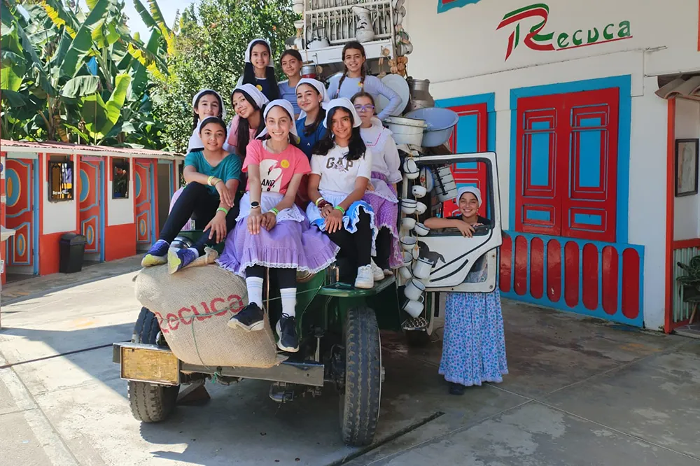 Estudiantes conocen tradiciones regionales durante una excursión por Colombia