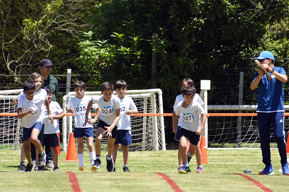 Estudiantes practican carreras de velocidad en las actividades deportivas del GLM