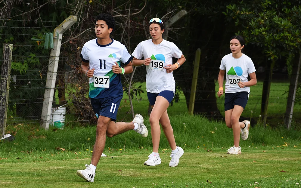 Estudiantes compiten en una prueba de atletismo del Gimnasio La Montaña