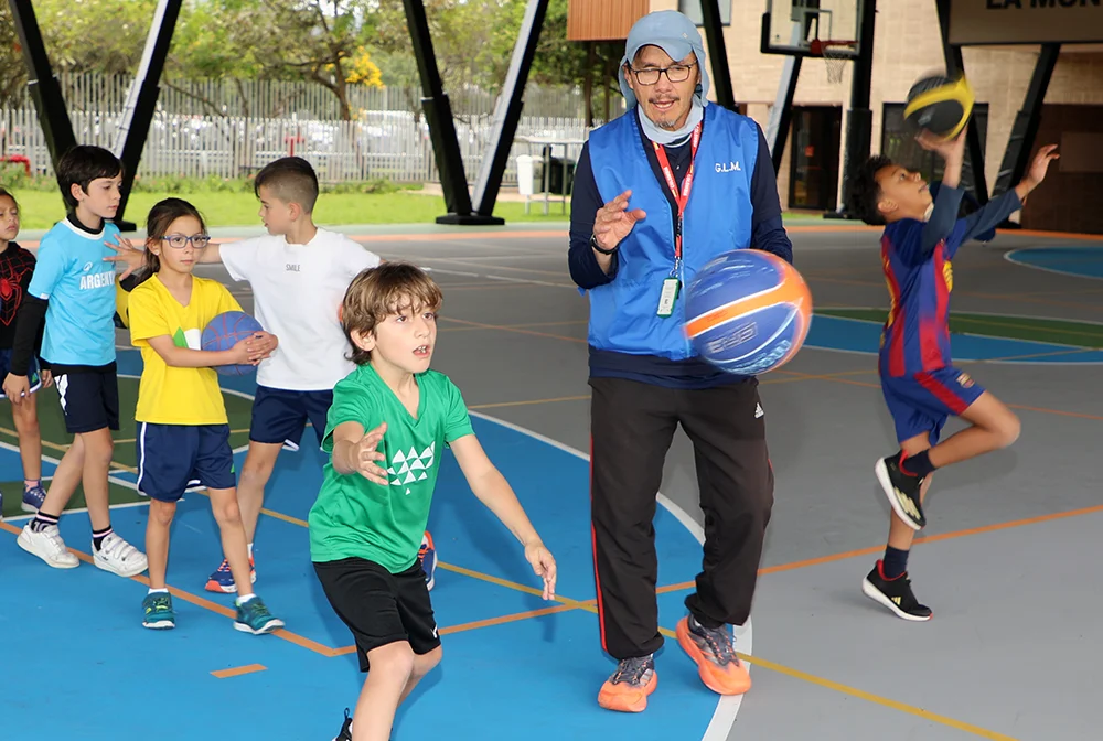 Niños entrenan baloncesto en el coliseo del Gimnasio La Montaña