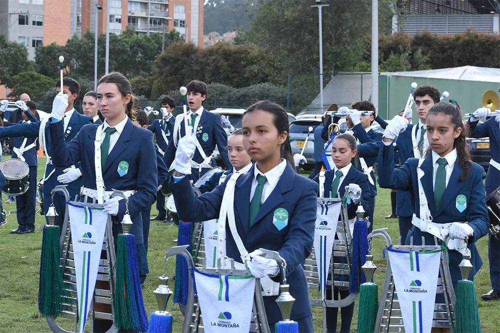 Estudiantes participan en la banda marcial del Gimnasio La Montaña