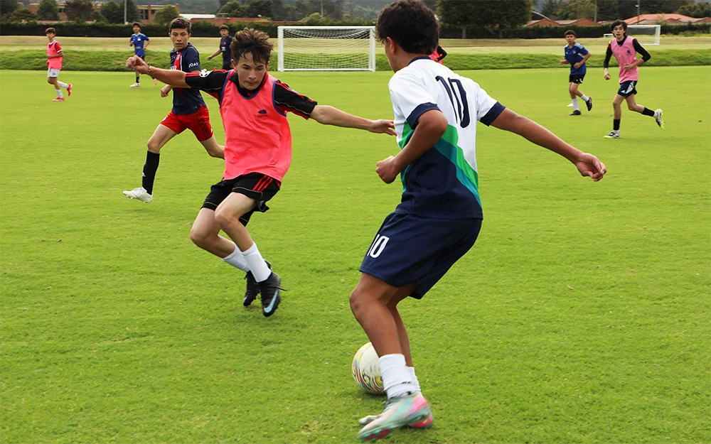 Estudiantes juegan fútbol en las canchas del Gimnasio La Montaña
