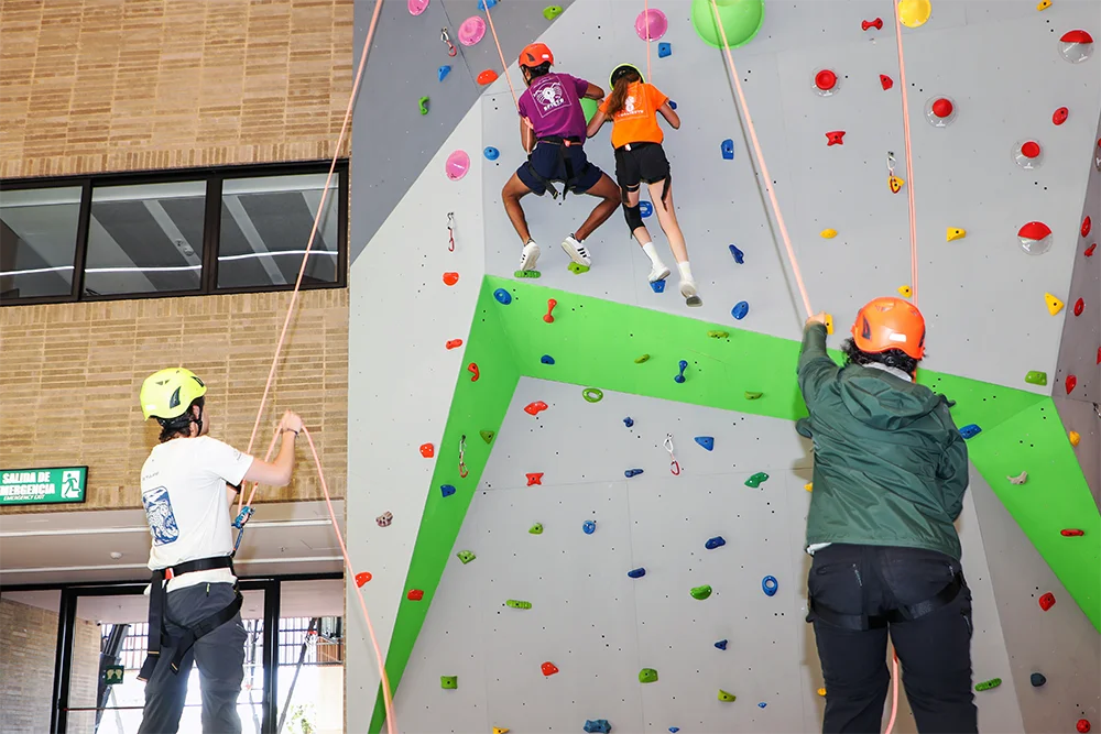 Estudiantes practican escalada como actividad extracurricular en el Gimnasio La Montaña