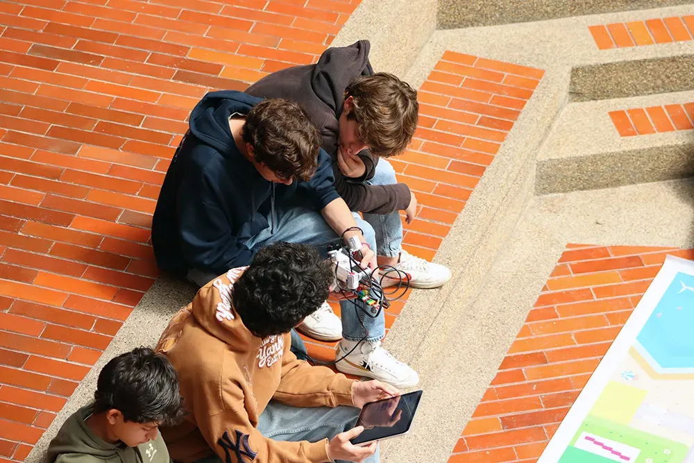 Estudiantes construyen un proyecto en la actividad de robótica del GLM