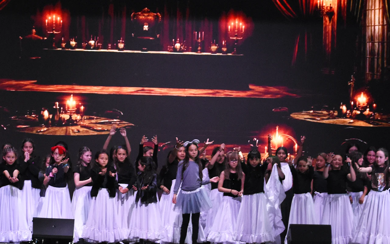 Estudiantes se presentan en el escenario durante una actividad de teatro del GLM