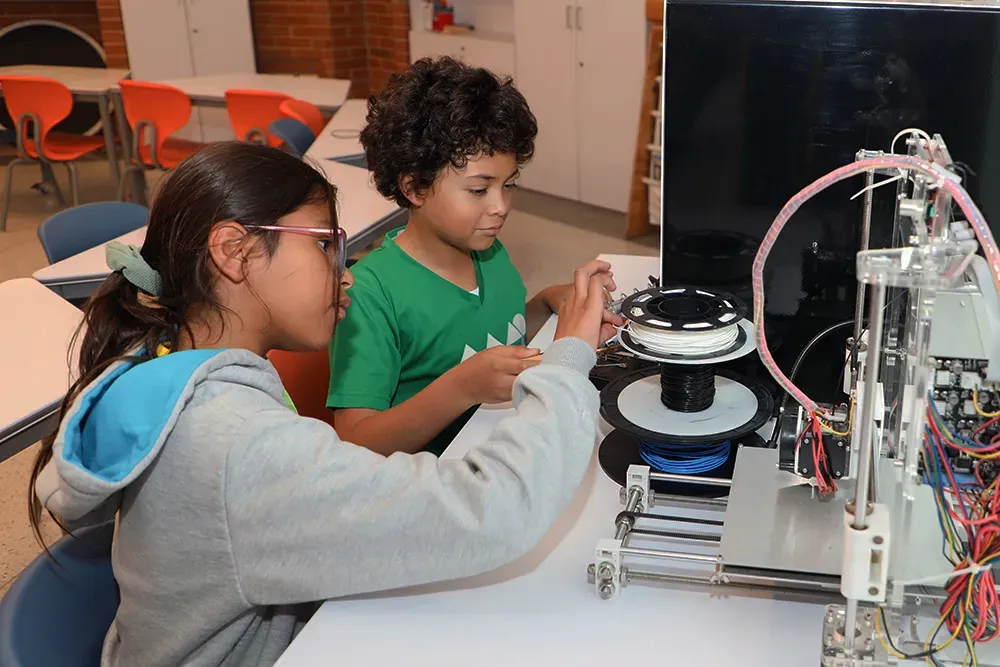 Estudiantes desarrollan un proyecto de tecnología en Technovators del GLM