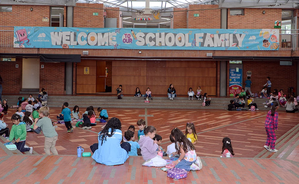 Encuentro de la comunidad educativa en el coliseo del Gimnasio La Montaña