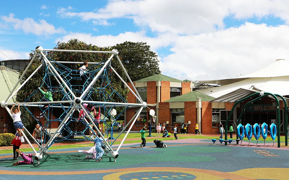 Zona de juegos y espacios multifuncionales del campus del Gimnasio La Montaña