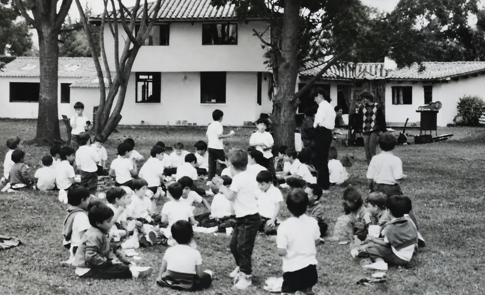 Línea de tiempo - 1988 Fundación en el Gimnasio La Montaña — Historia y campus