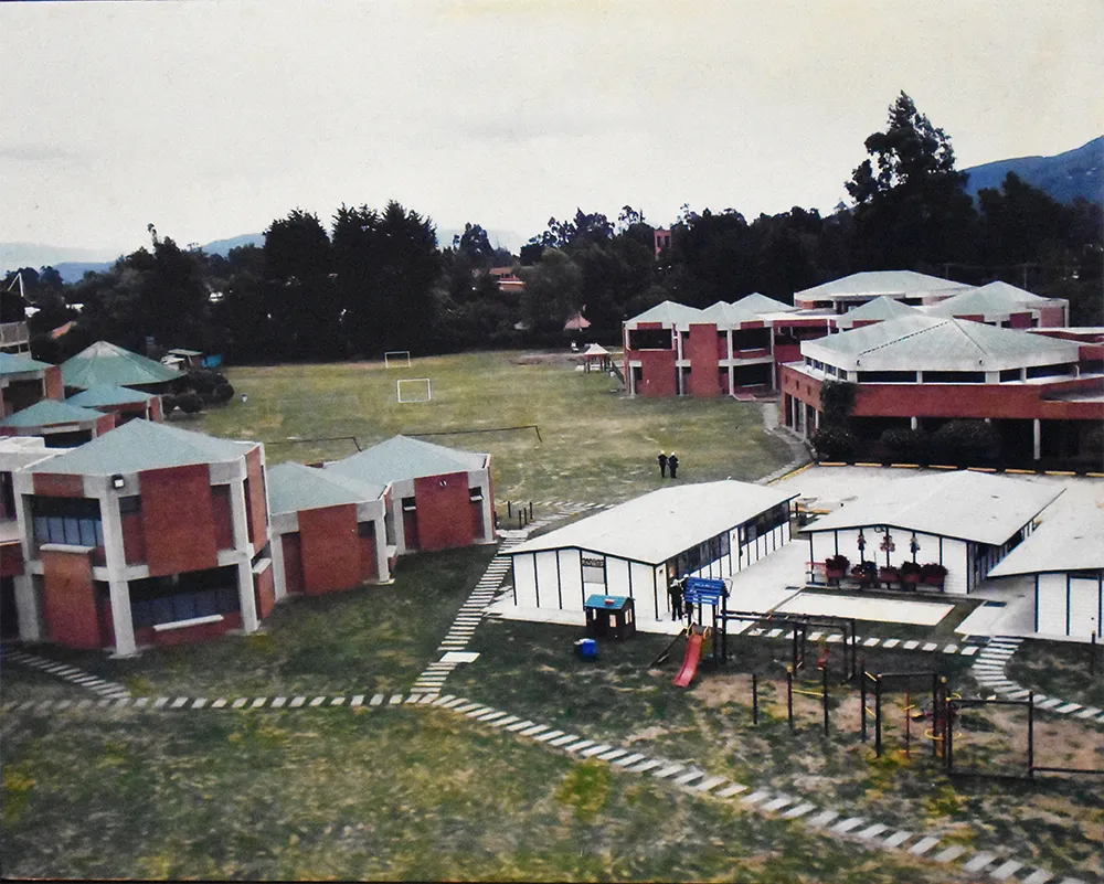 Línea de tiempo - 1992 Nuevo campus en el Gimnasio La Montaña — Historia y campus