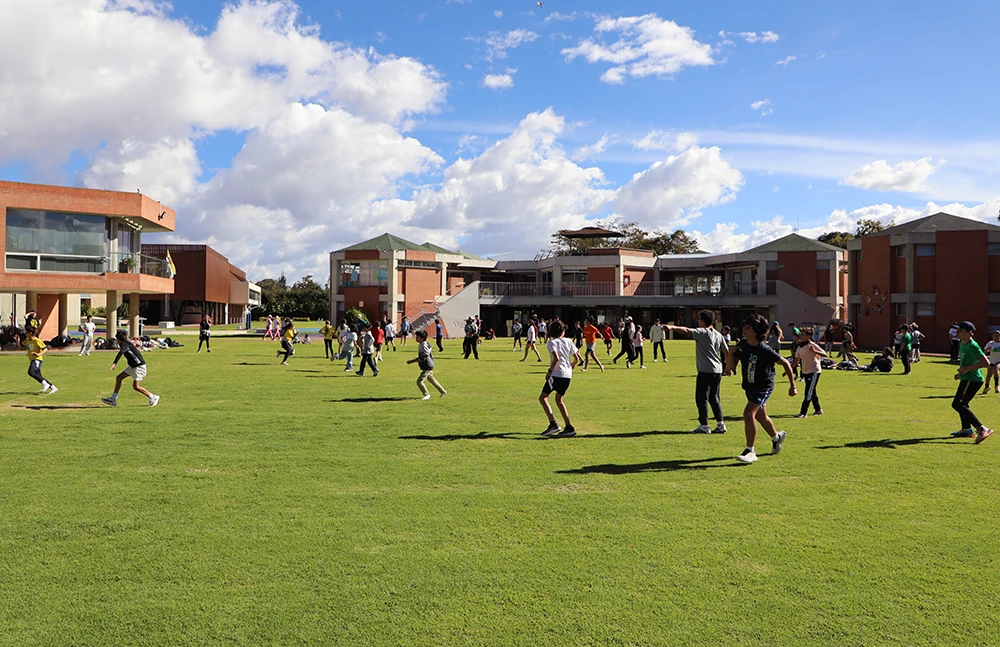 Estudiantes disfrutan las zonas verdes del campus del Gimnasio La Montaña