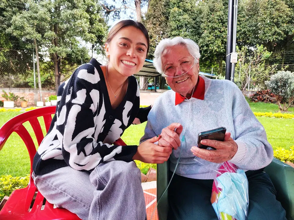 Integrantes de la comunidad GLM comparten durante un encuentro entre generaciones