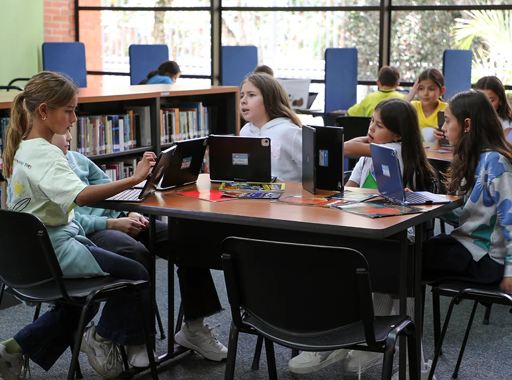 Estudiantes trabajan en equipo en la biblioteca del Gimnasio La Montaña