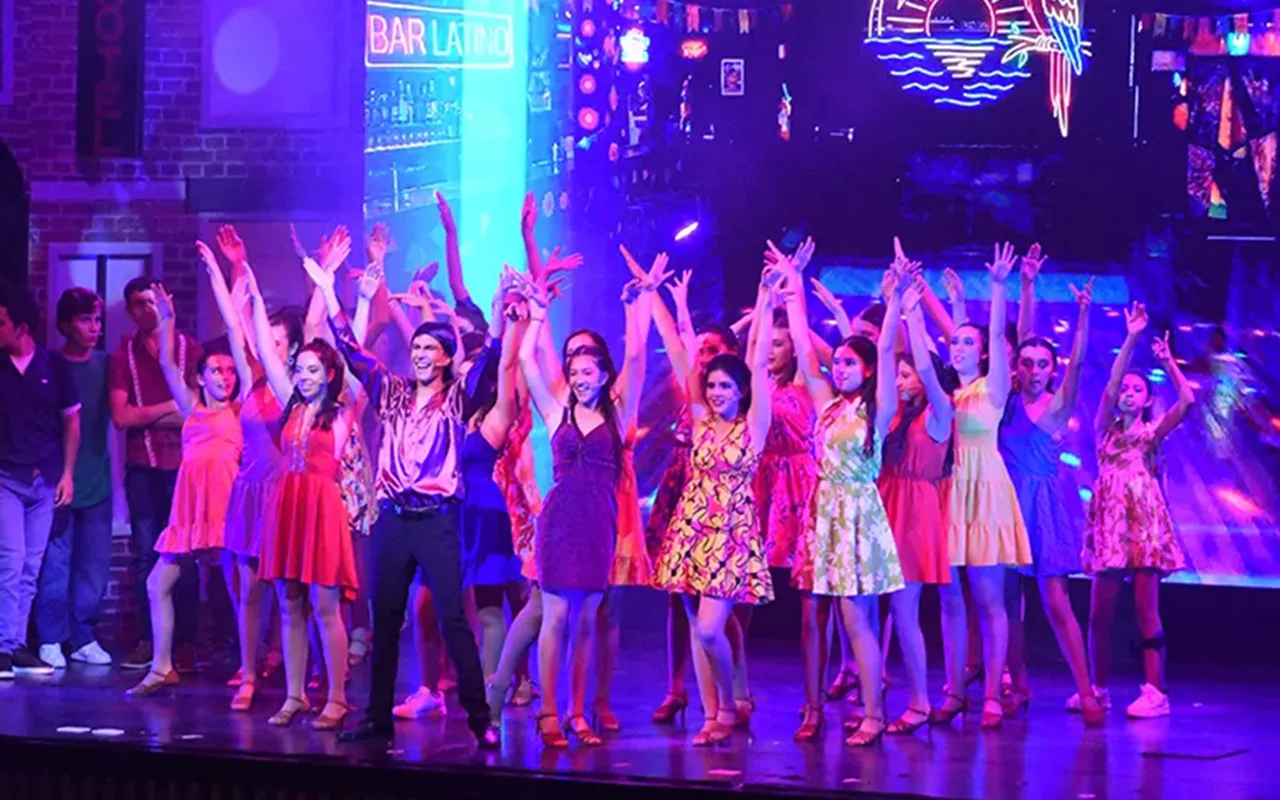 Estudiantes participan en una presentación musical del Gimnasio La Montaña