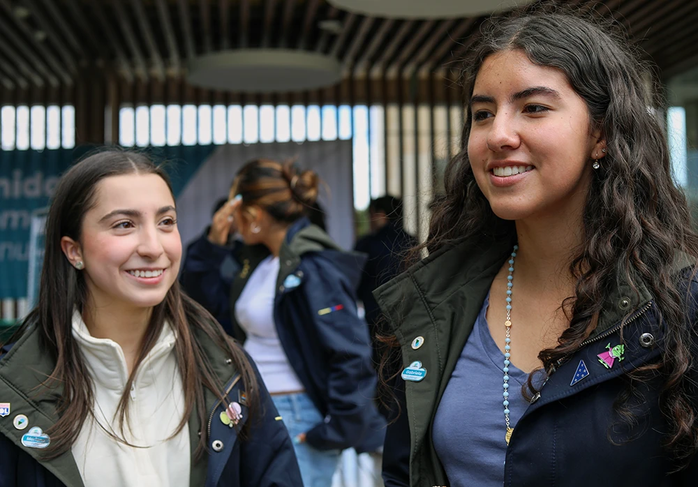 Estudiantes de bachillerato comparten en el campus del Gimnasio La Montaña