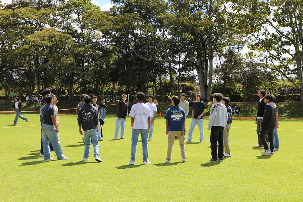 Estudiantes participan en una actividad grupal en las zonas verdes del campus GLM