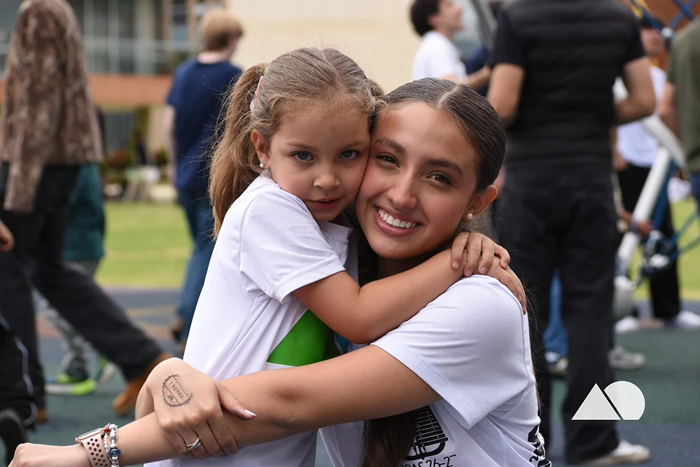 Programa Padrinos del Gimnasio La Montaña: estudiante de Bachillerato Alto con su ahijado de Preescolar