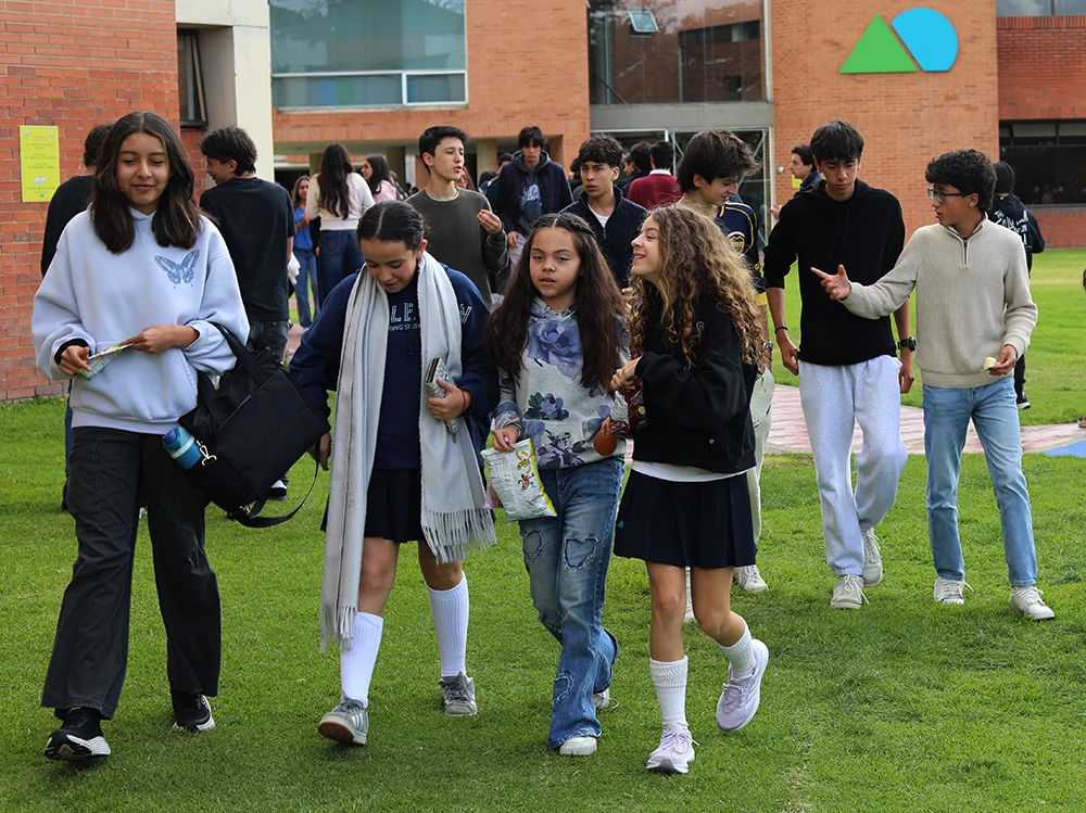 Estudiantes recorren el campus durante su transición a décimo en el Gimnasio La Montaña