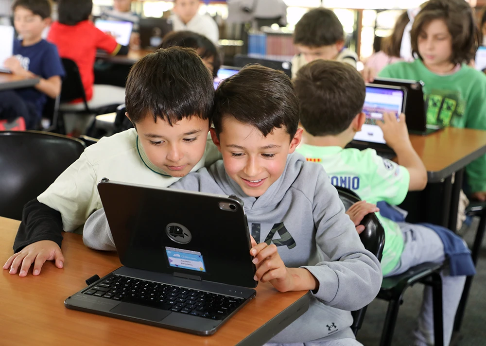 Estudiantes comparten una actividad digital como parte de su experiencia escolar en el GLM
